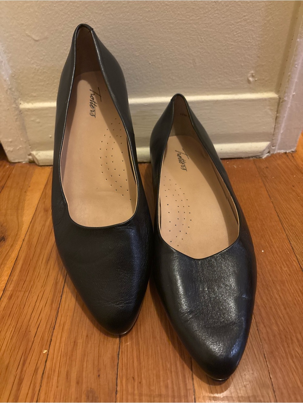 Trotters Women's Black Leather Pointed-Toe Flats. US Women 12W. EUC